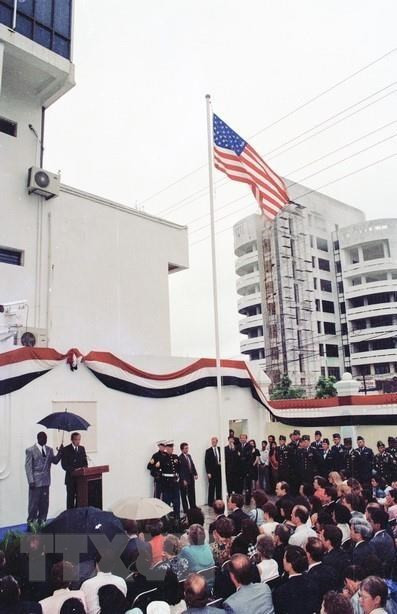 La cérémonie d'inauguration de l'ambassade des États-Unis à Hanoï le 6 août 1995. Photo: Xuan Tuan/VNA