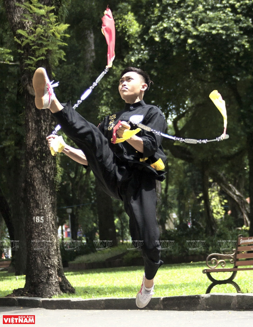 Song thiet, qui est une paire de chaînes à cinq maillons, chacune avec une poignée à une extrémité et un fer de lance en acier tranchant à l'autre extrémité, est une arme dangereuse créée par le regretté Maître Le Van Kien, responsable des arts martiaux Nam Tong à Ho Chi Minh-Ville. Photo : archives de la VI