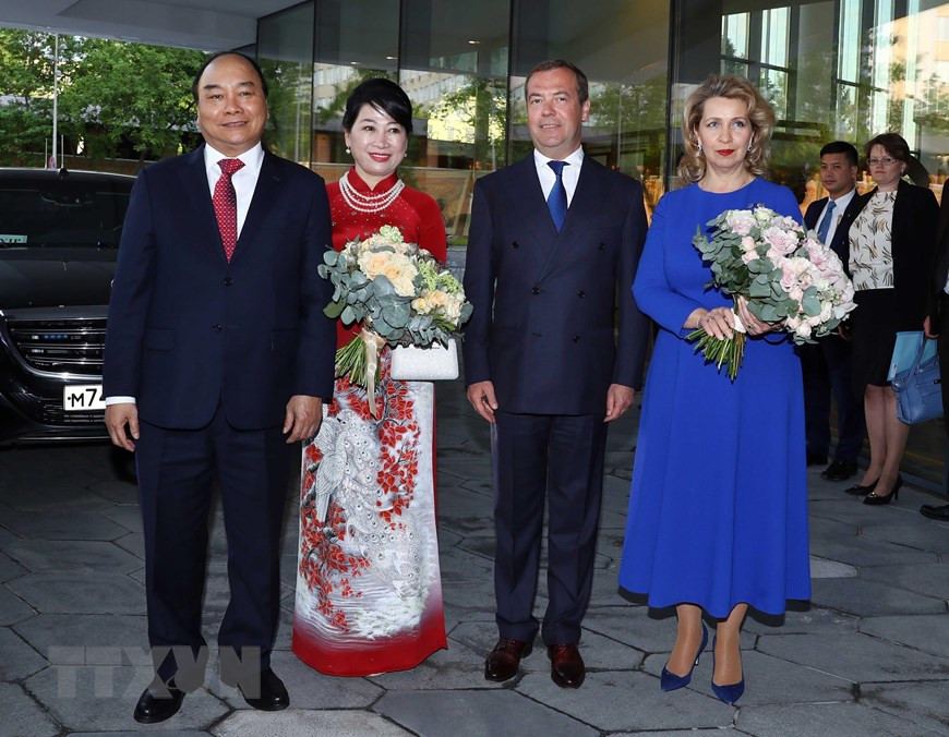 Les deux Premiers ministres et leurs épouses.