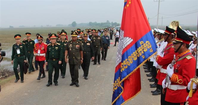 Le général Ngo Xuan Lich, ministre vietnamien de la Défense, et le général Samdech Tea Banh, vice-Premier ministre et ministre de la Défense du Cambodge. 
