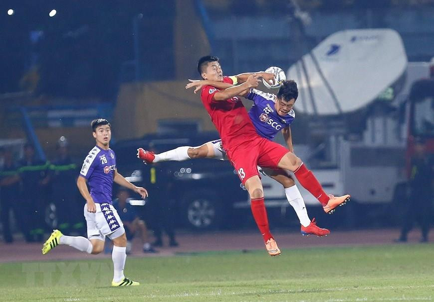 Hanoi FC (en violet) a été la meilleure équipe, mais a laissé April 25 marquer un but à la 19e minute.