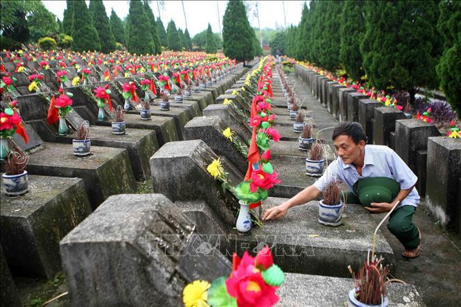 Un ancien vétéran offre de l'encens au Cimetière national des morts pour la Patrie de Vi Xuyen. Photo: Thanh Tung/VNA