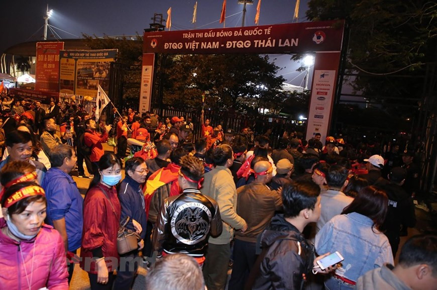 La foule devant le stade national. Photo: Vietnam+