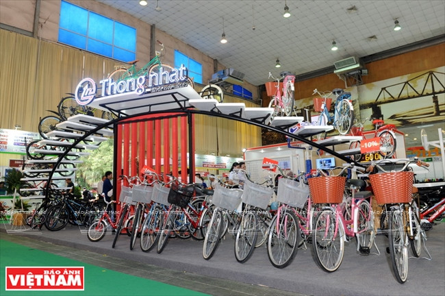Le stand des vélos Thong Nhat au Salon international des deux-roues à Hanoï.
