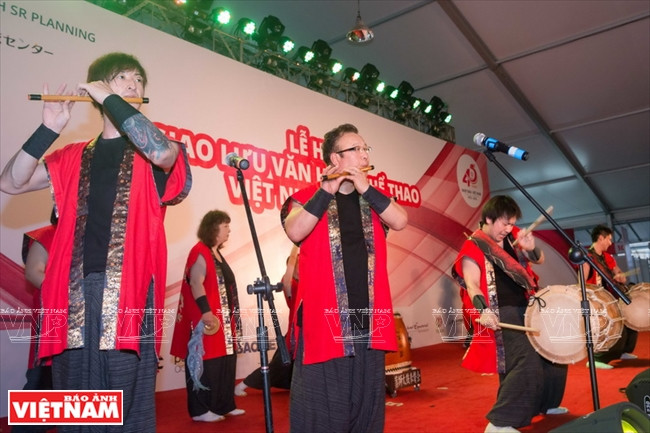 Des artistes japonais jouent des instruments de musique traditionnels.