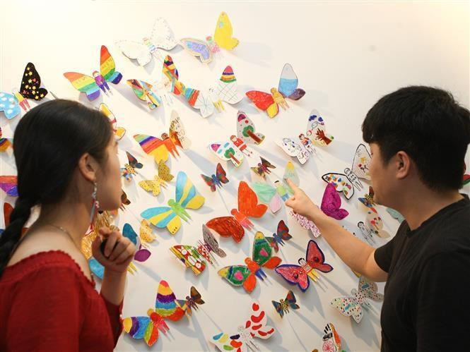 L'exposition est composée d'œuvres d'installation créées à partir d'environ 1.300 papillons de papier par près de 1.300 enfants et jeunes, dont des personnes handicapées du monde entier.