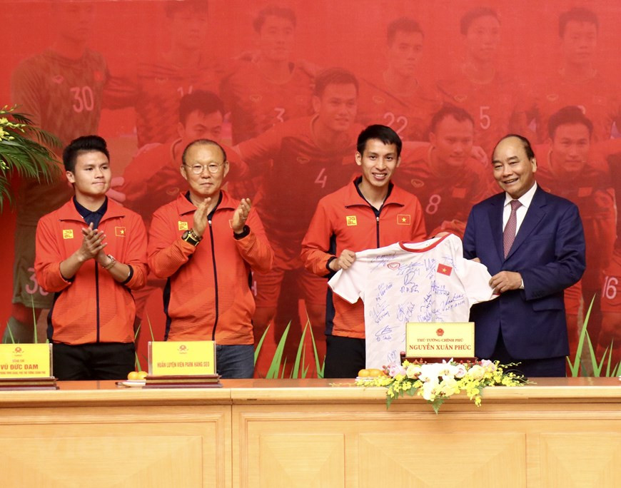 L'équipe du Vietnam de football U22 remet un cadeau spécial au Premier ministre.
