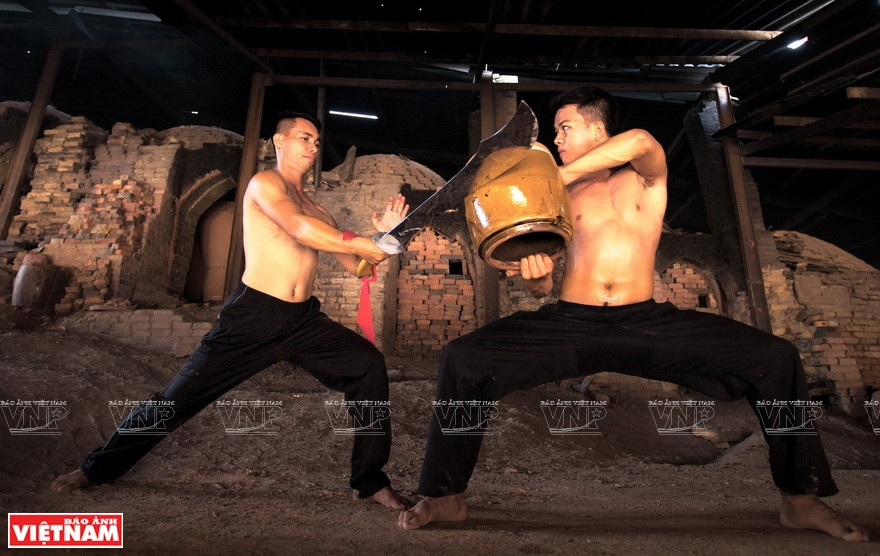 Les arts martiaux avec jarres, une particularité de la région de Thu Dau Mot, qui abrite des villages célèbres pour leur production de jarres. Photo : Nguyên Luân