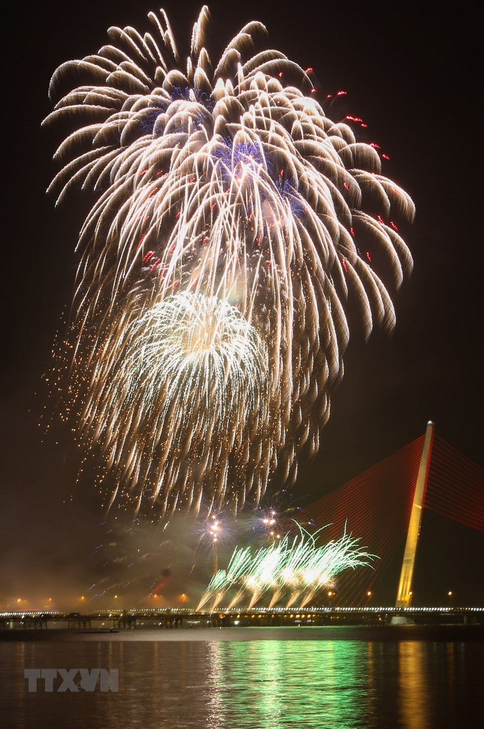 Malgré le froid et la pluie, les habitants de Da Nang et les touristes se sont rassemblés le long de la rivière Han et sur les toits des immeubles pour admirer les feux d’artifice.
