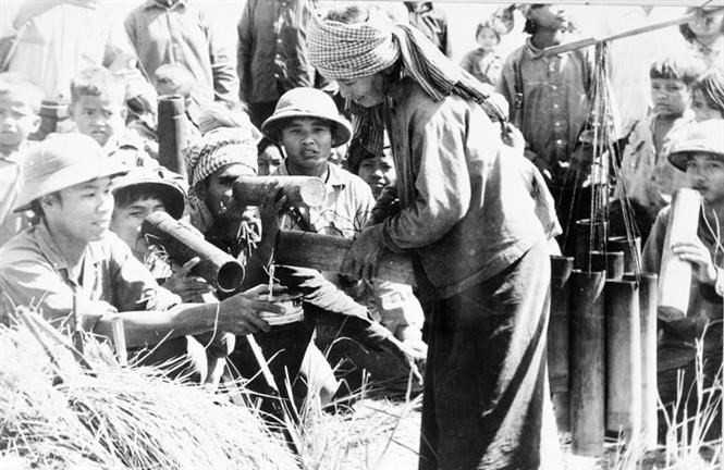 Une femme cambodgienne apporte de l'eau à des soldats volontaires vietnamiens.