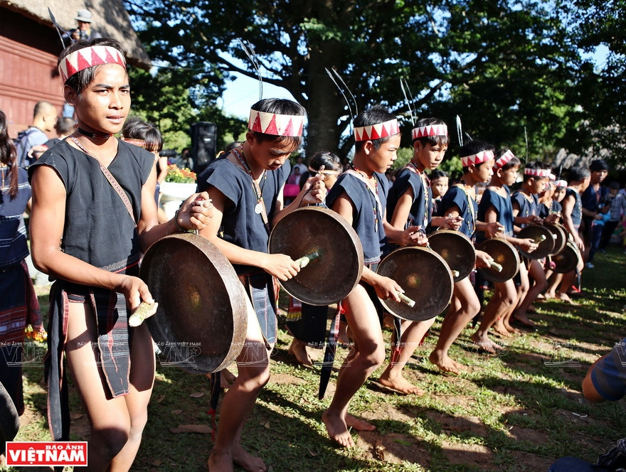 Des jeunes joueurs de gong.