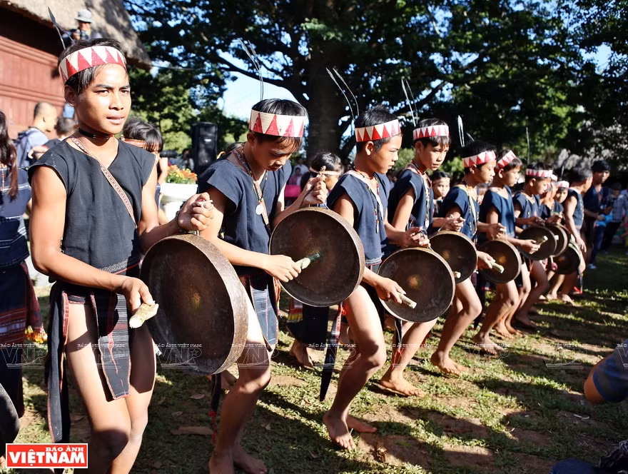 Des jeunes joueurs de gong.