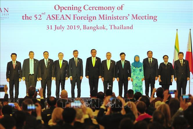 Pham Binh Minh (5e de droite à gauche) et les ministres des AE des pays lors de l'AMM-52.