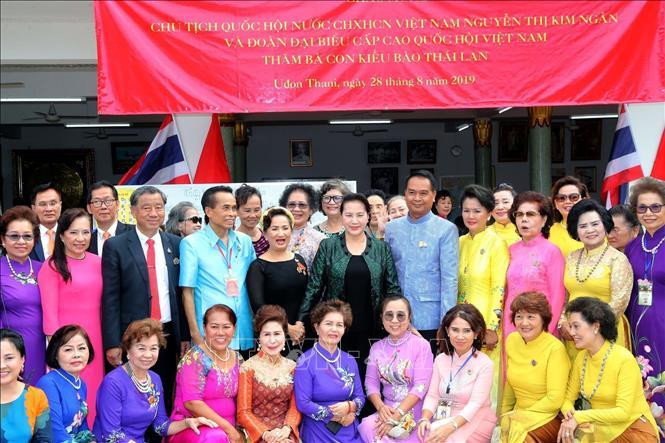 Elle prend la photo avec les Viet kieu.