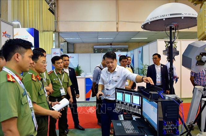 Des visiteurs à l'exposition.