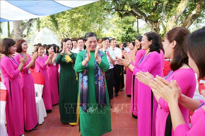 La vice-présidente permanente de l'AN Tong Thi Phong se rend au lycée Hoang Van Thu, dans le district de Luc Yen, province de Yen Bai. Photo: Phuong Hoa/VNA