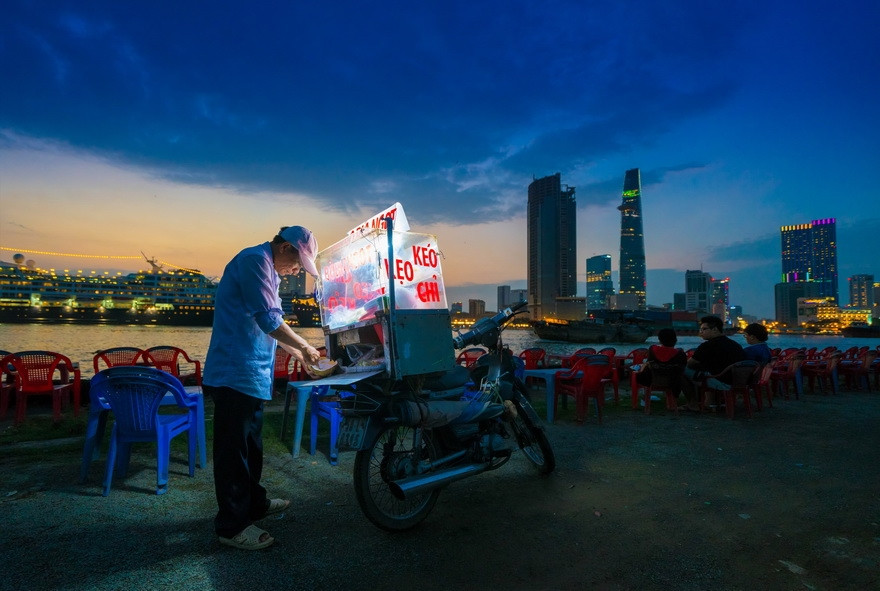 Un marchand ambulant à Hô Chi Minh-Ville.