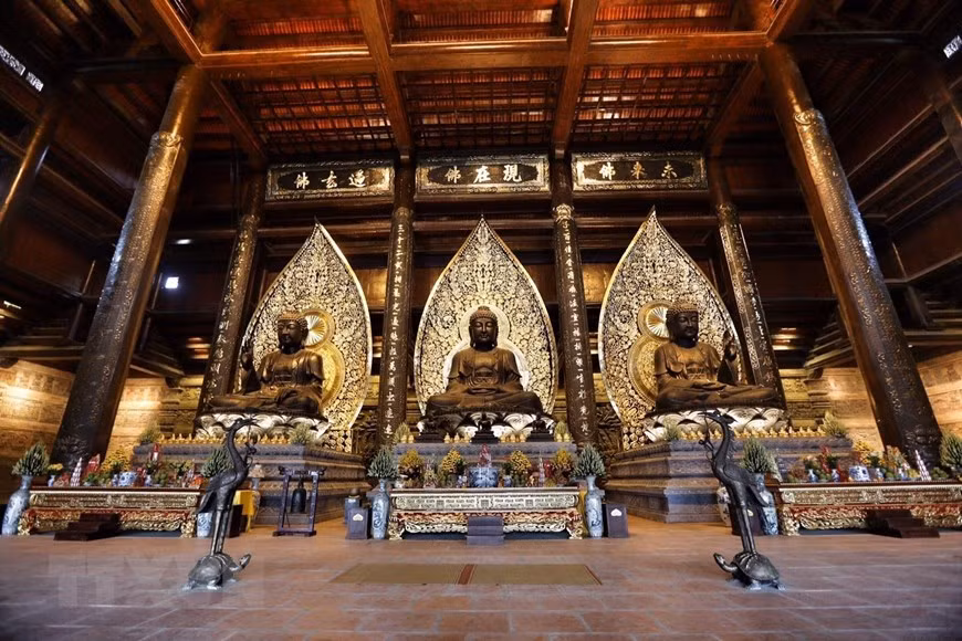 Trois statues de Bouddha d'un poids de 200 tonnes chacun au centre du palais "Tam The". 
