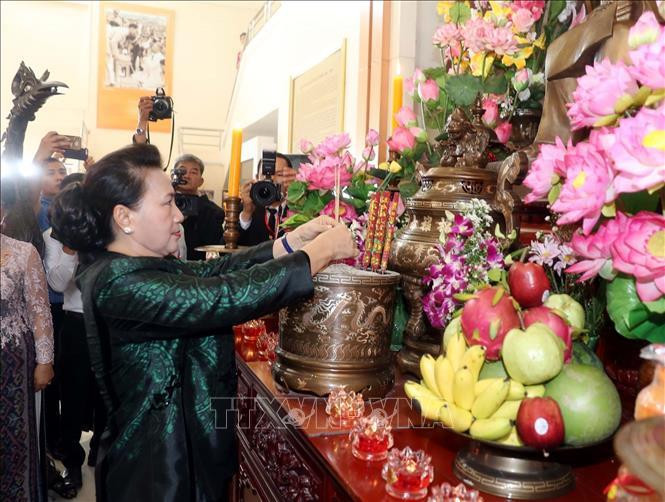 Elle a rendu hommage au Président Ho Chi Minh dans la zone commémorative lui dédiée dans cette province thaïlandaise.
