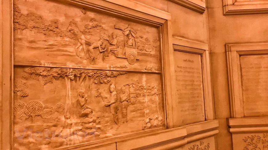Les murs à l'intérieur de la tour sont sculptés d'images du bouddhisme. Photo: Vietnam+