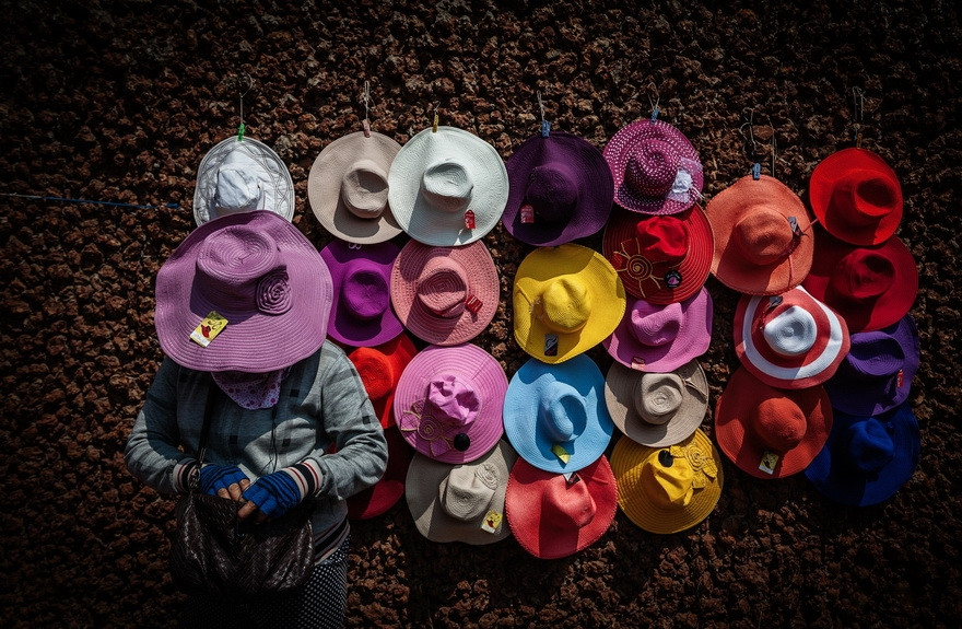Un vendeur de chapeaux dans le 9e arrondissement.