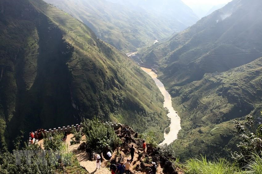 De nombreux touristes se rendent à Ha Giang pour admirer les merveilleux paysages.