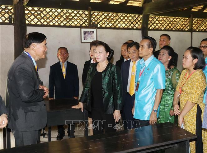 Nguyen Thi Kim Ngan visite le vestige du président Ho Chi Minh dans la province d'Udon Thani.