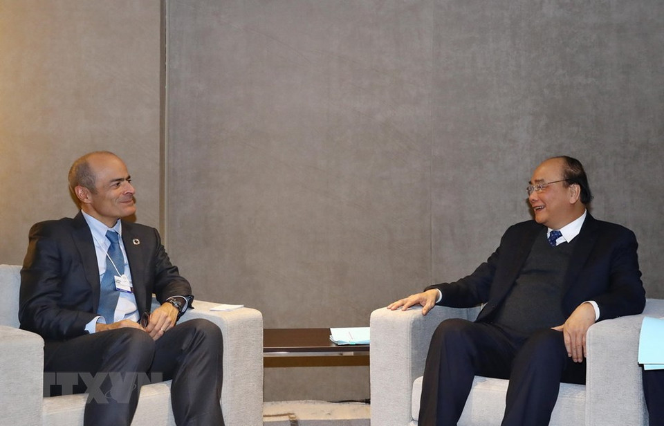 Le Premier ministre Nguyen Xuan Phuc reçoit le directeur général de la société Anheuser-Busch InBev (AB InBev) de Belgique, Carlos Brito.