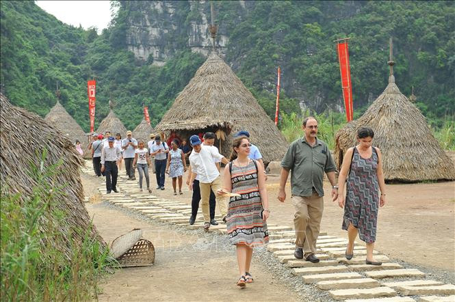 Touristes vietnamiens et étrangers visitant le complexe paysager de Trang An.
