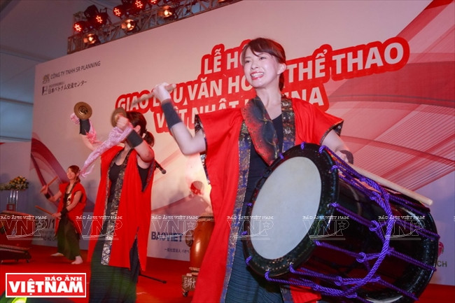 Les rythmes puissants des taiko, les tambours traditionnels nippons.