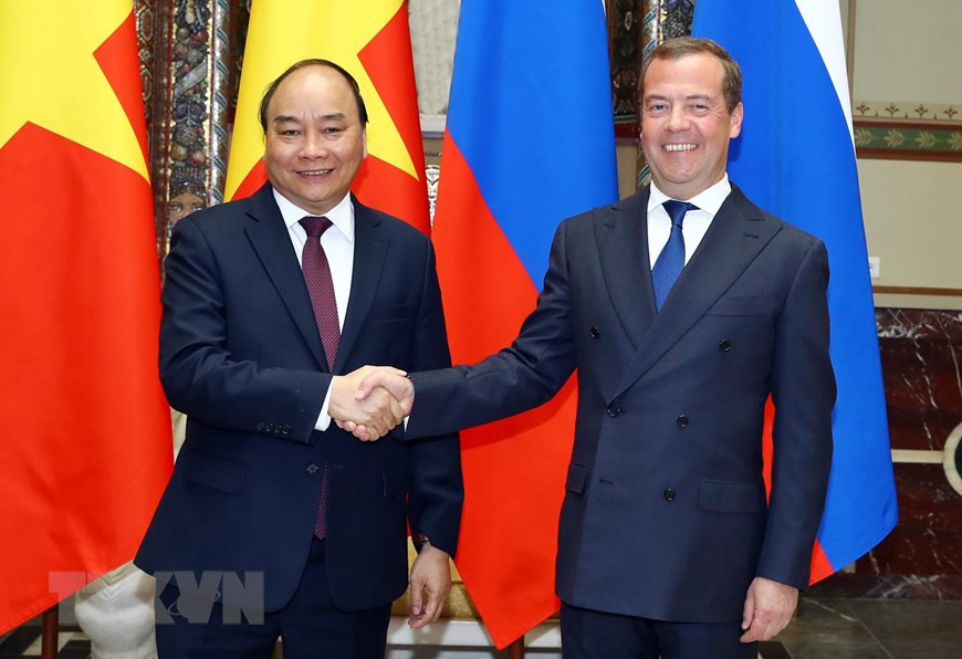 Le Premier ministre Nguyen Xuan Phuc (gauche) et son homologue russe Dmitri Medvedev.