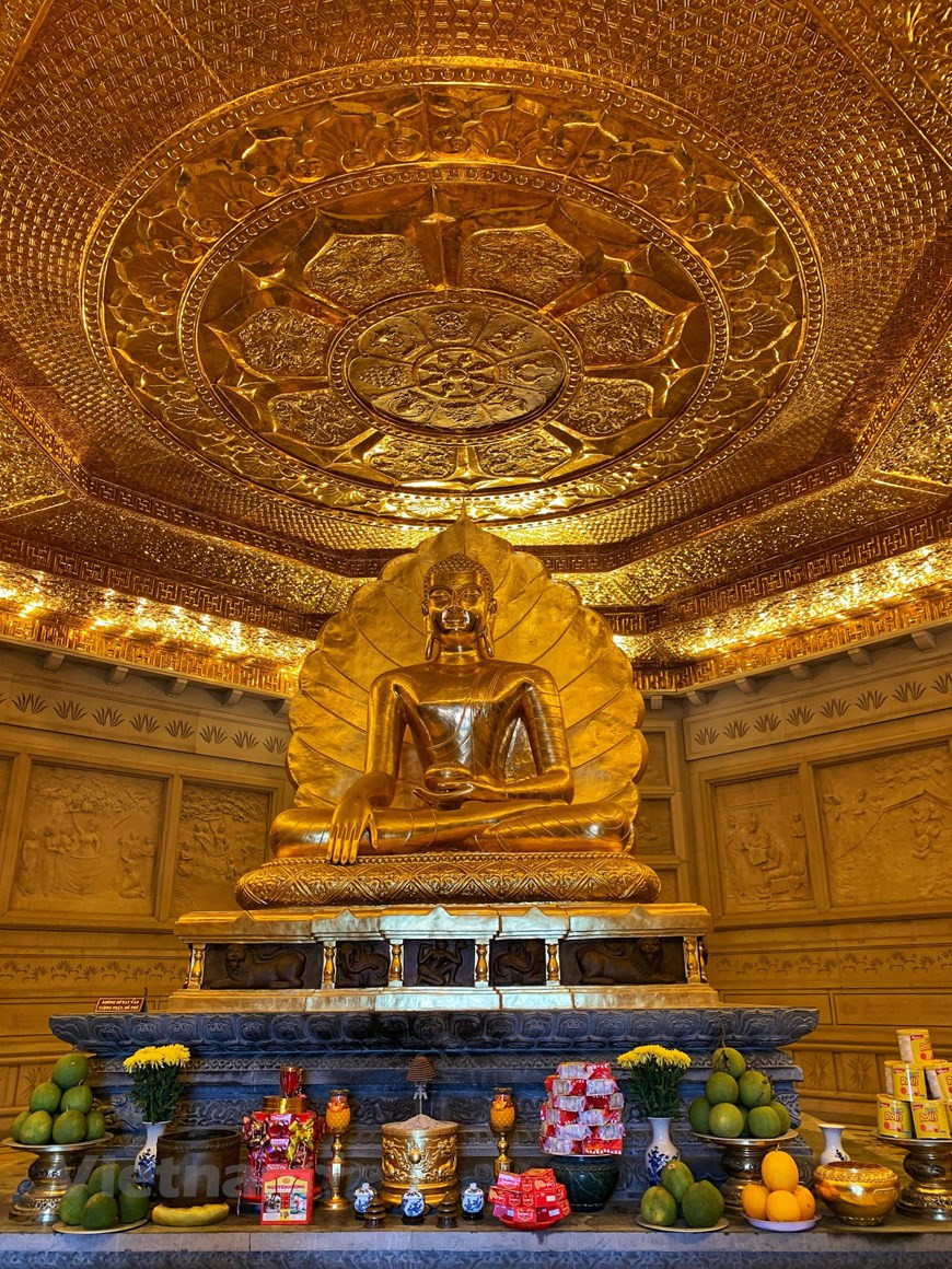 La statue de Bouddha à l'intérieur du stupa. Photo: Vietnam+