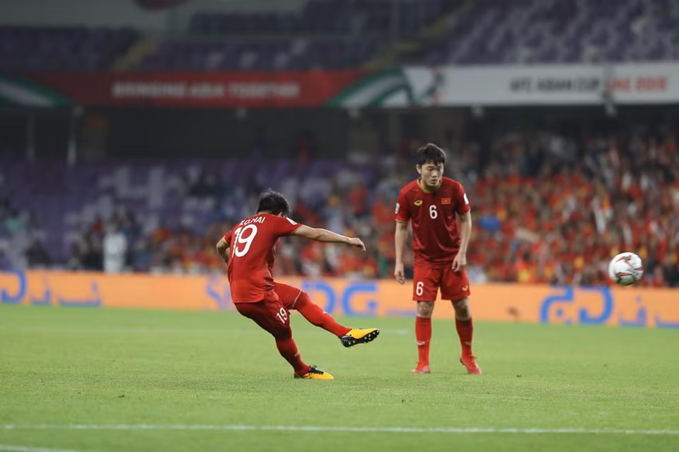 Sur un coup franc de 20 m, Nguyen Quang Hai a marqué le premier but du match à la 38ème minute, aidant le Vietnam à gagner trois points décisifs qui pourraient lui permettre de se classer parmi les quatre meilleures équipes des troisièmes places. Photo: afcasiancup