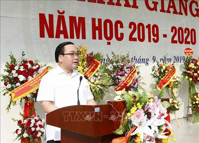 Le secrétaire du Comité du Parti de Hanoi Hoang Trung Hai participe à la cérémonie de rentrée scolaire au lycée d'excellence Hanoi-Amsterdam. Photo: Van Diep/VNA