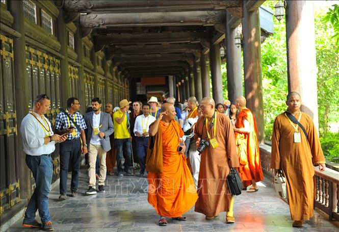 Touristes vietnamiens et étrangers visitant la pagode de Bai Dinh.