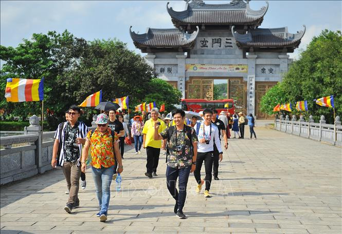 Touristes vietnamiens et étrangers visitant la pagode de Bai Dinh.