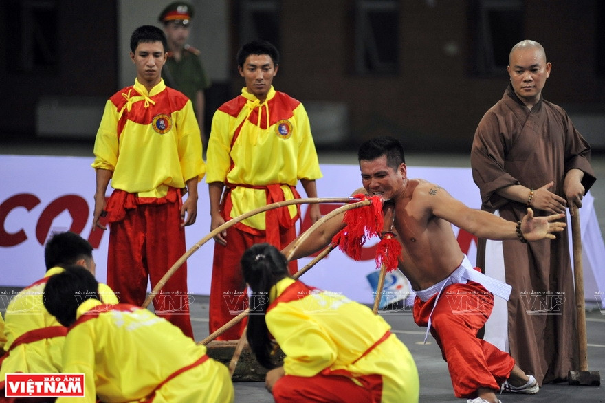 Les arts martiaux traditionnels vietnamiens présentent encore des exercices du Qi Gong permettent aux pratiquant d’avoir une force physique extraodinaire. Photo : Thanh Giang