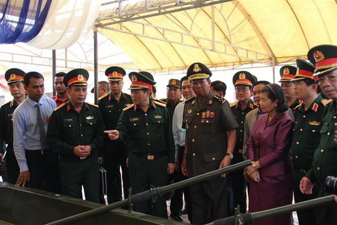 Le ministre de la Défense Ngo Xuan Lich lors de la cérémonie de remise à son homologue cambodgien de 10 bateaux VSN-1500 fabriqués par le Vietnam et de 40 machines de traction d'une puissance de 40CV .
