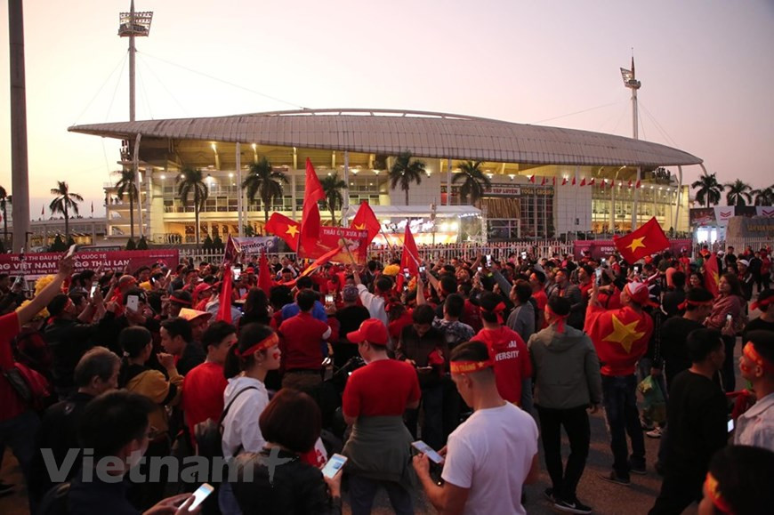 Des dizaines de milliers de personnes attendent la victoire de l'équipe national sous la direction de l’entraîneur Park Hang Seo. Photo: Vietnam+