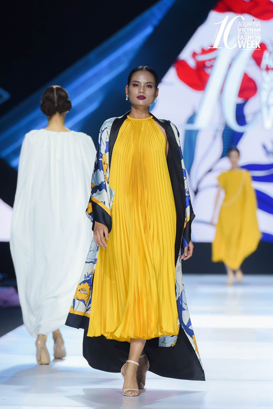 Soie, mousseline de soie, tweed et satin sont les matières que le designer Adrian Anh Tuan a choisi d'utiliser pour cette collection. Photo: Vietnam+