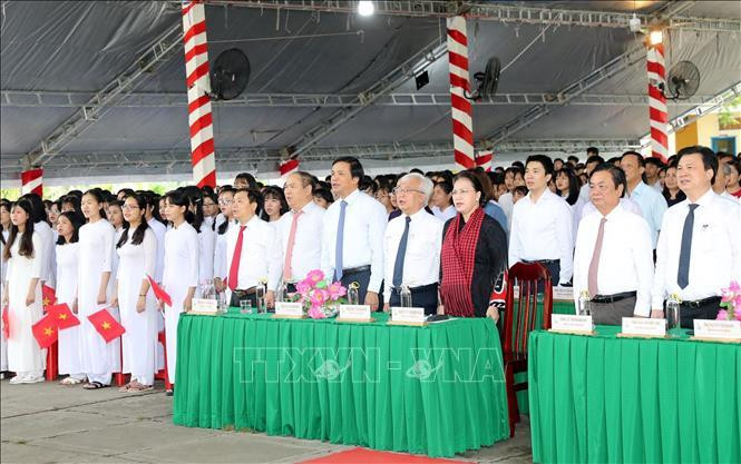 Les délégués participent à la cérémonie de salut au drapeau. Photo: Trong Duc/VNA