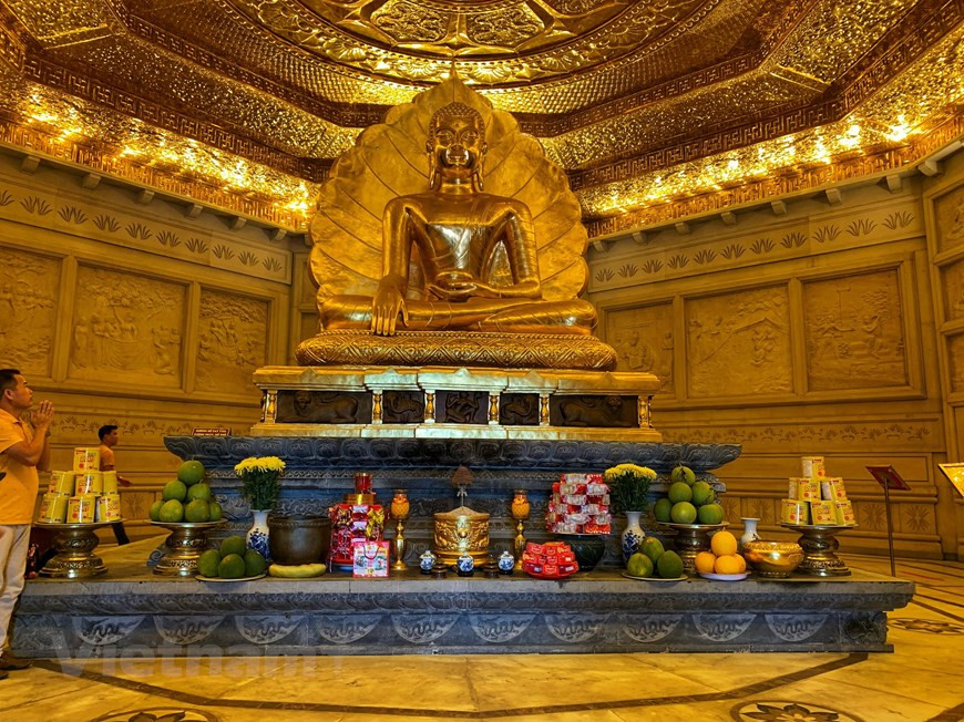 La statue de Boudha à l'intérieur du stupa. Photo: Vietnam+