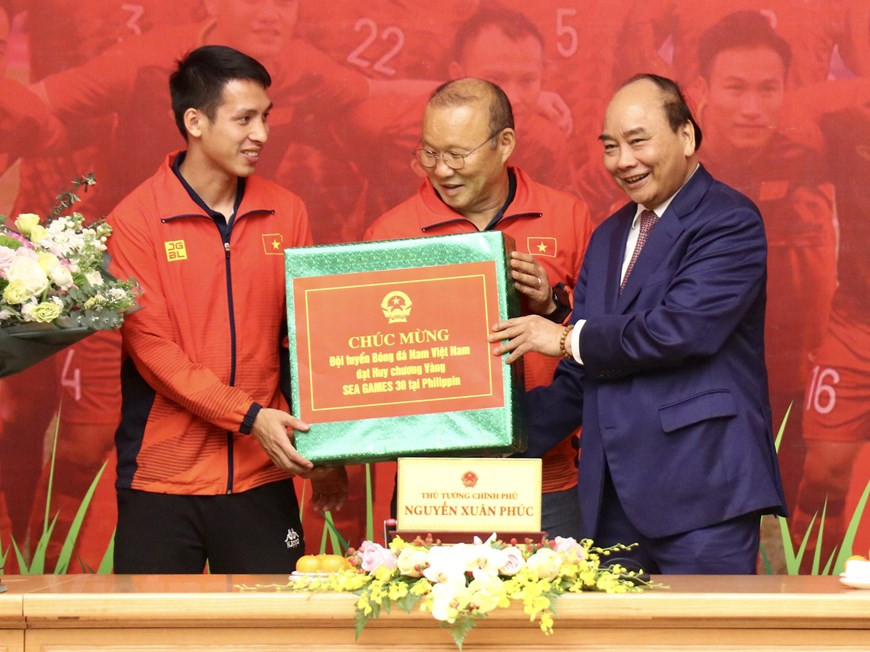 Le Premier ministre remet de précieux cadeaux aux deux équipes. 