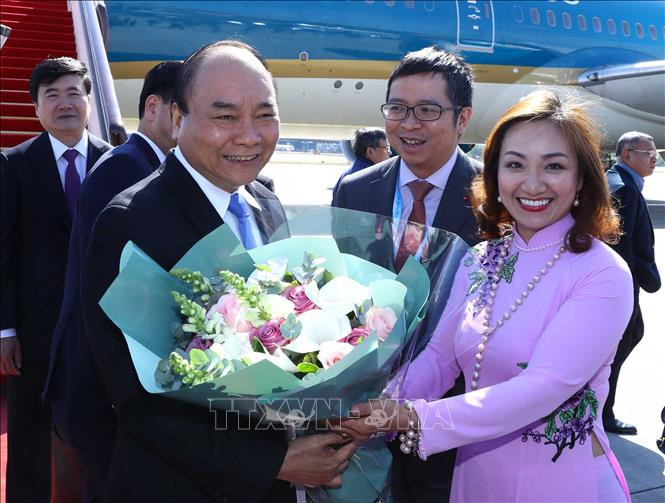 Des cadres de l'ambassade du Vietnam en Chine accueillent le chef du gouvernement vietnamien. 