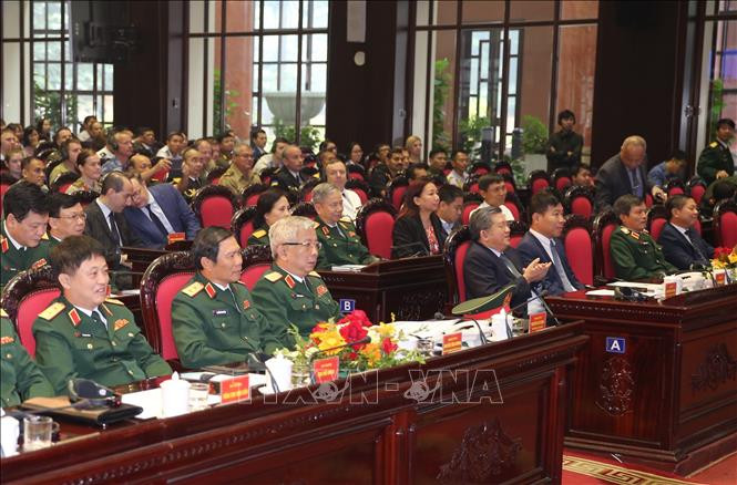 Les délégués participent à la cérémonie de départ.