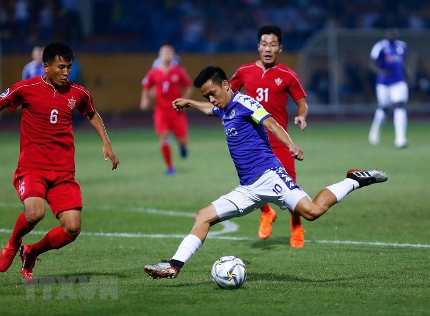 et aux 21e et 28e minutes, les attaquants de Hanoi FC Nguyen Van Quyet et Papa Ibou Kebe ont marqué deux buts. 