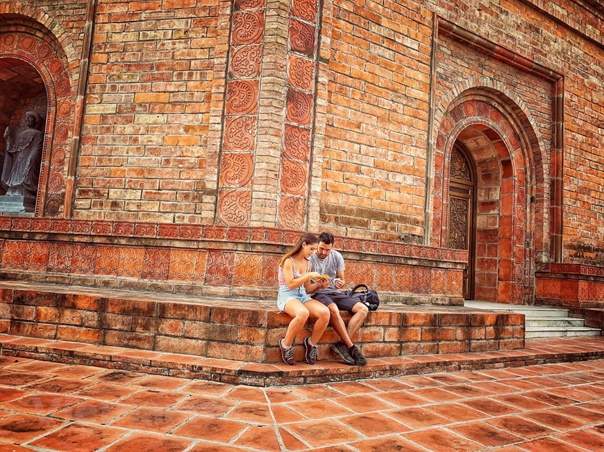 Des touristes étrangers au stupa Bao Thap. Photo: Vietnam+