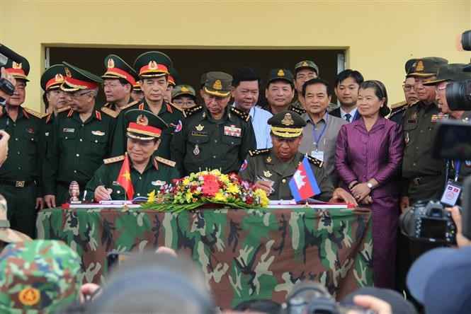 Les ministres de la Défense du Vietnam et du Cambodge signent un document sur la remise du centre de santé de l'amitié Vietnam-Cambodge dans le district de Chantrea.