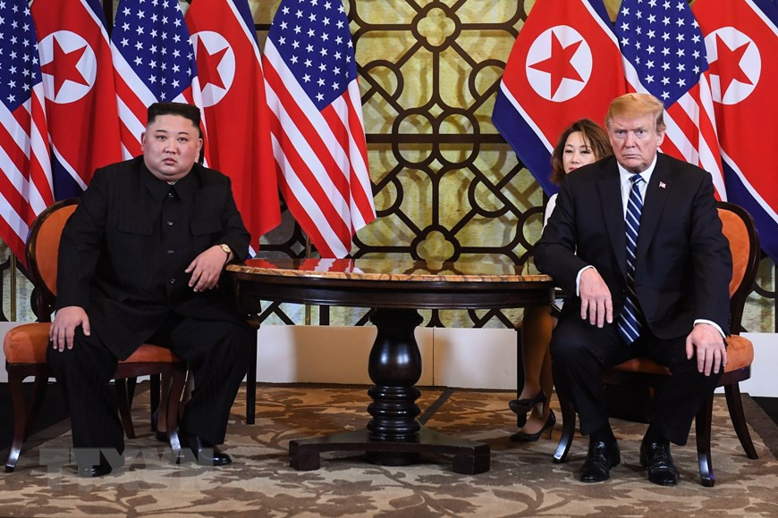 Le président des États-Unis Donald Trump (droite) et le président de la RPDC Kim Jong-un lors de la 2e journée de travail du 28 février à Hanoï. Photo: AFP/VNA