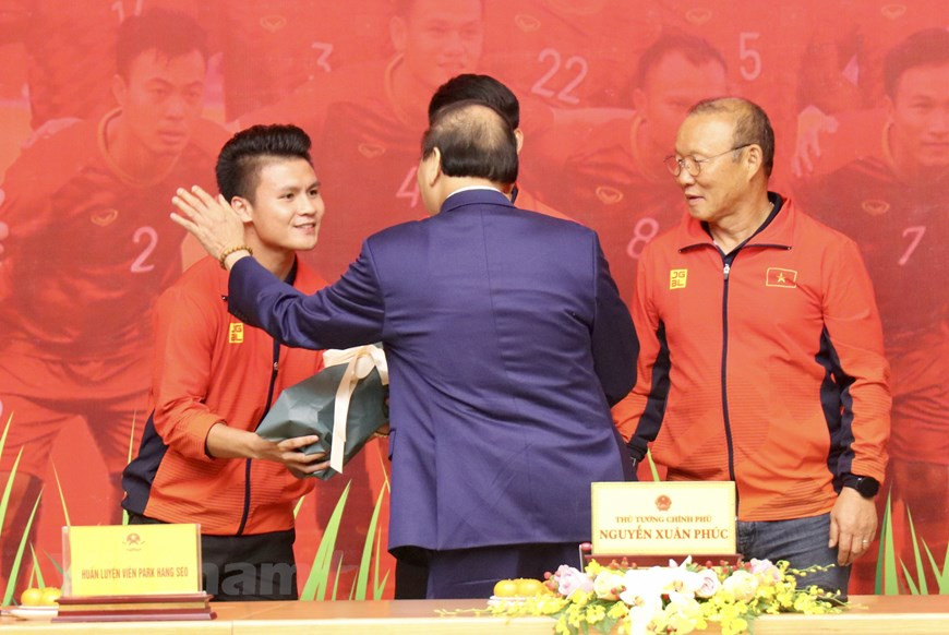Un bouquet de fleurs pour le footballeur Quang Hai.